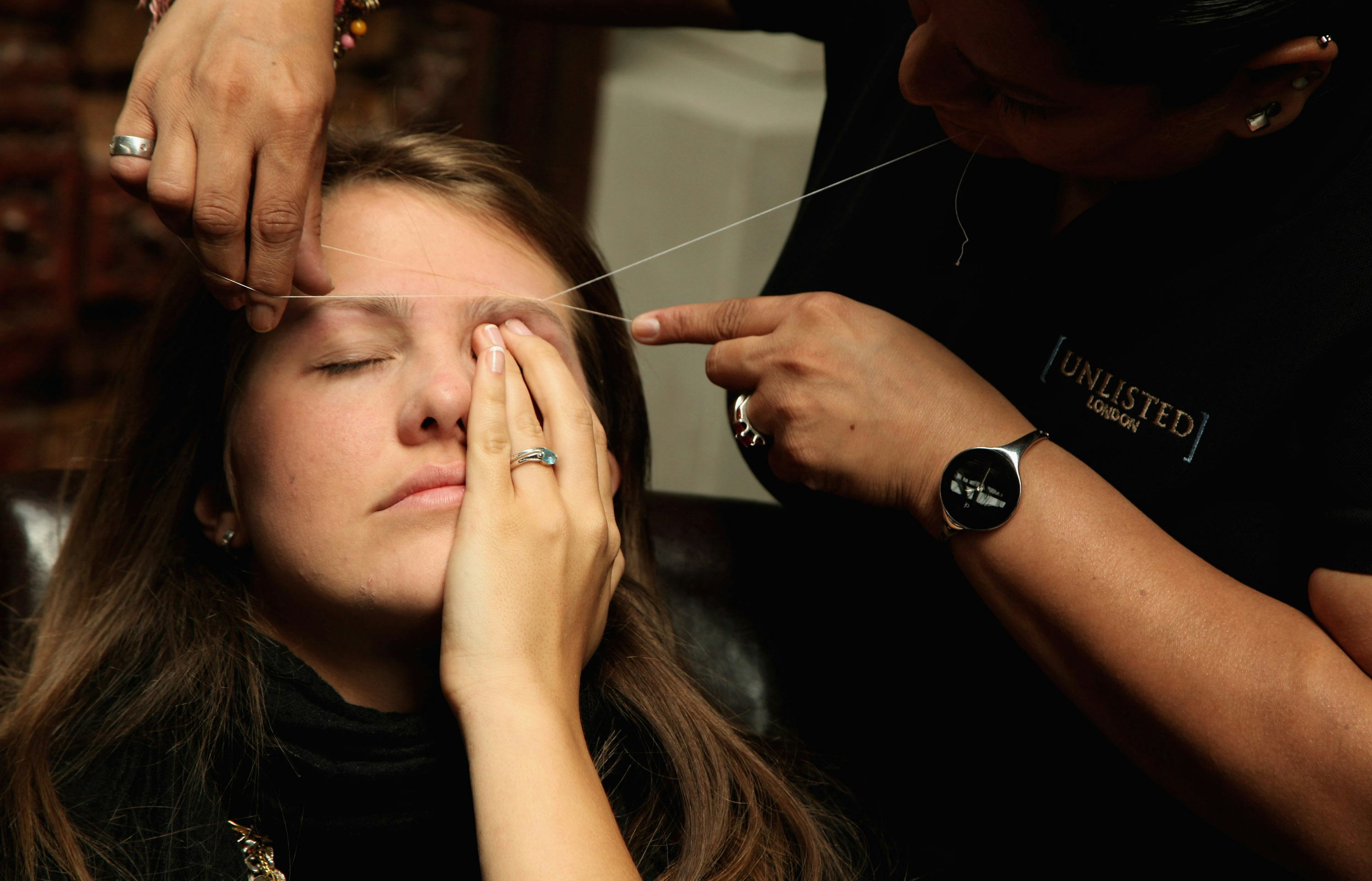 How To Tweeze Eyebrows Without Tweezers, If You're Terrified Of The