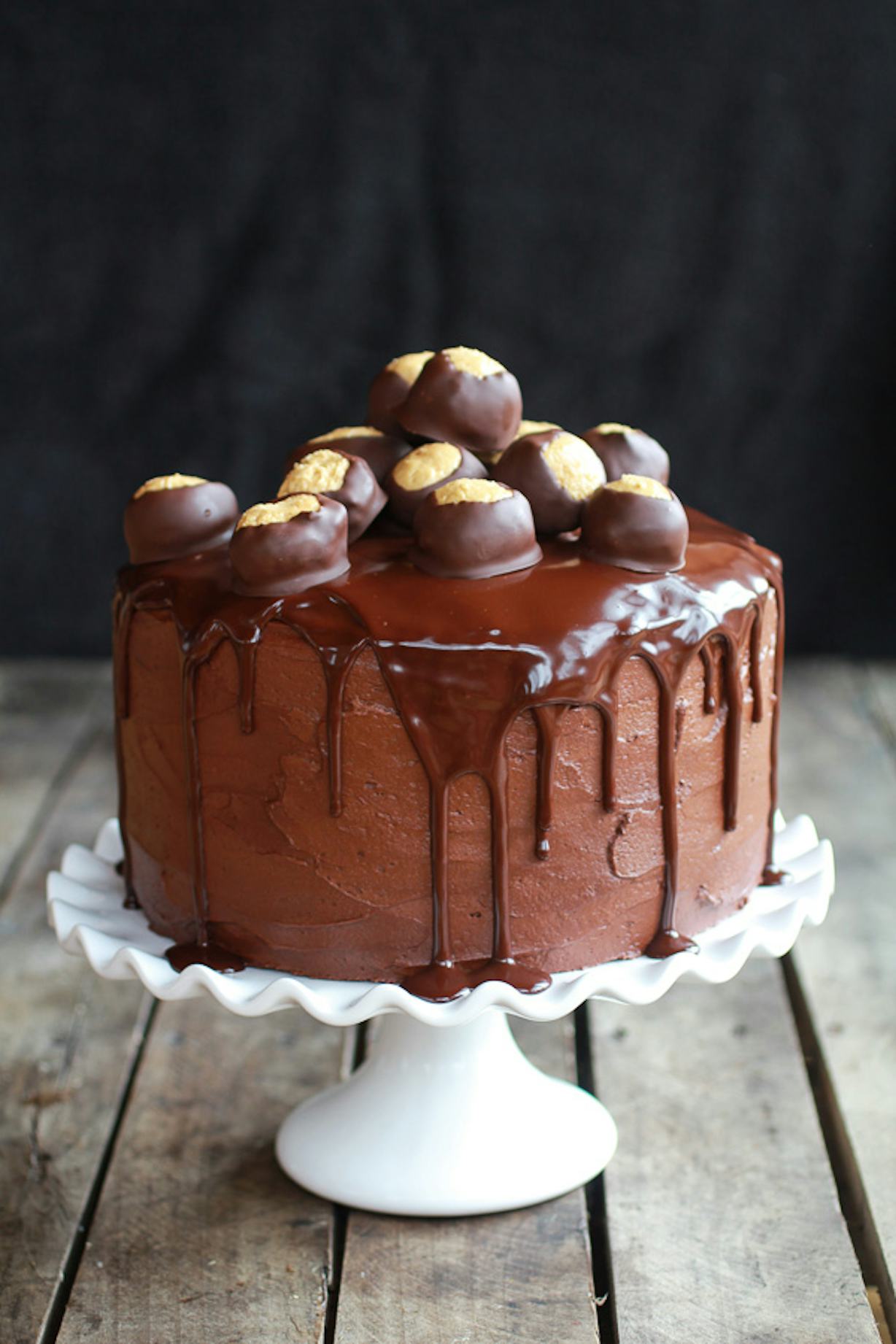 Торт с шоколадным ганашем. Ганаш для торта шоколадный. Торт с шоколадом. Украшение торта шоколадной глазурью. Торт покрытый шоколадной глазурью.