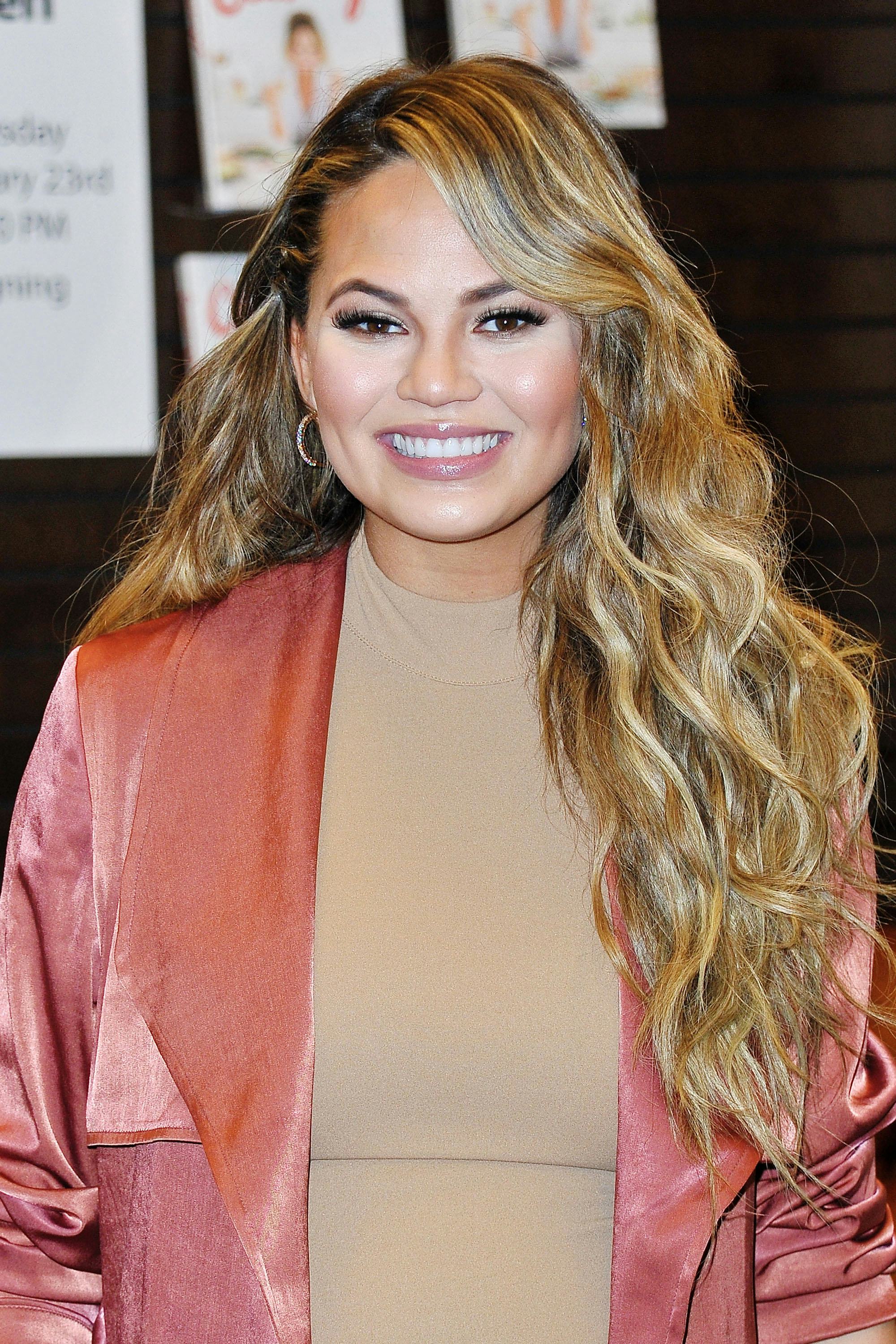 Chrissy Teigen Copies Khloe Kardashian S Haircut But She S Still