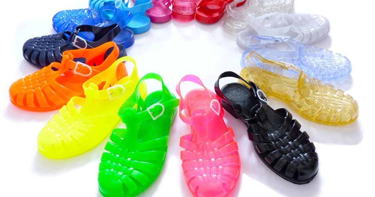 90s Jelly Sandals Are Back, So Here Are Totally Stylish Ways To Wear ...