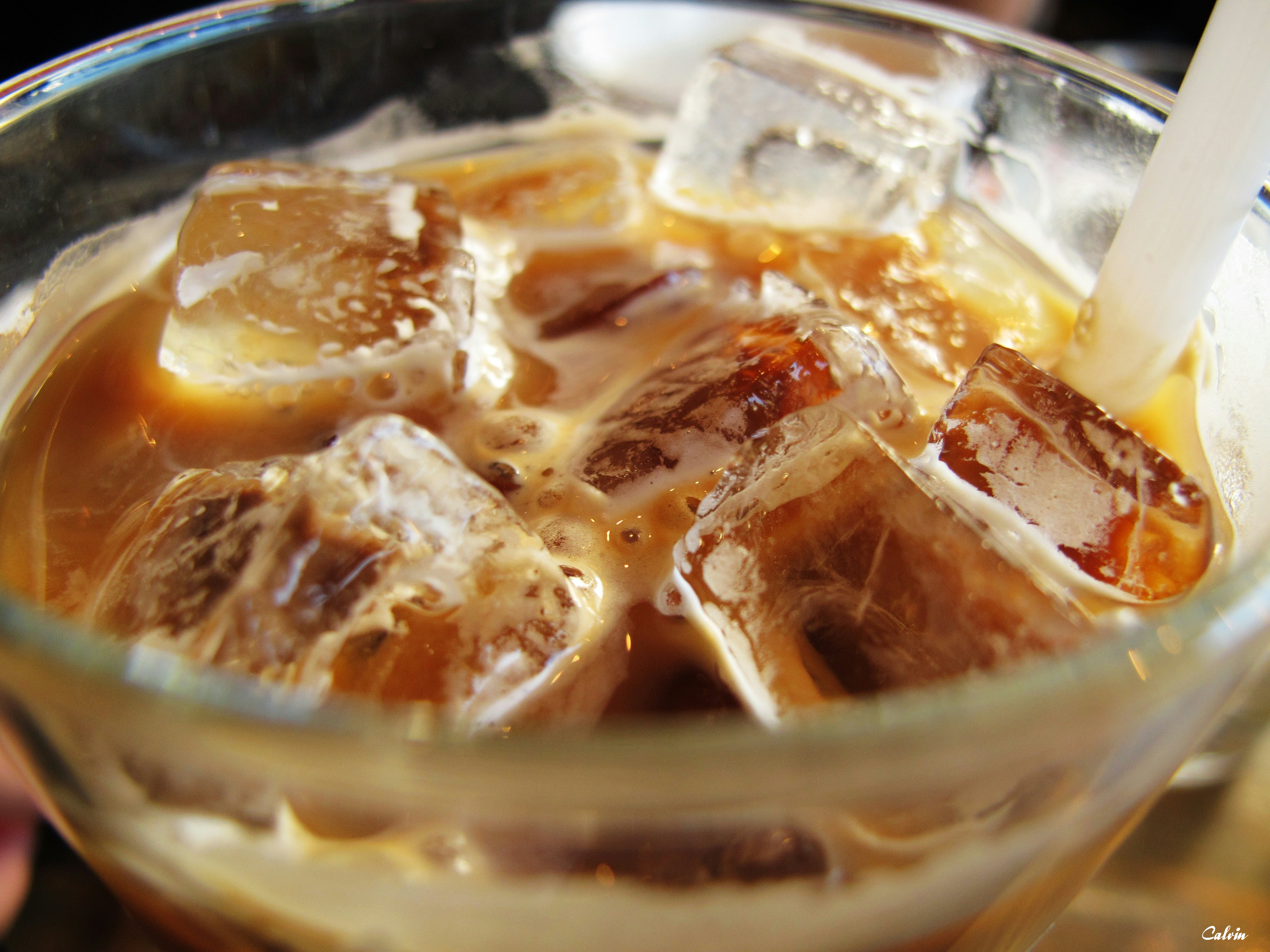 Кофейные кубики льда. Кофе со льдом. Холодный кофе. Кубики льда в кофе. Кофе со льдом сверху.