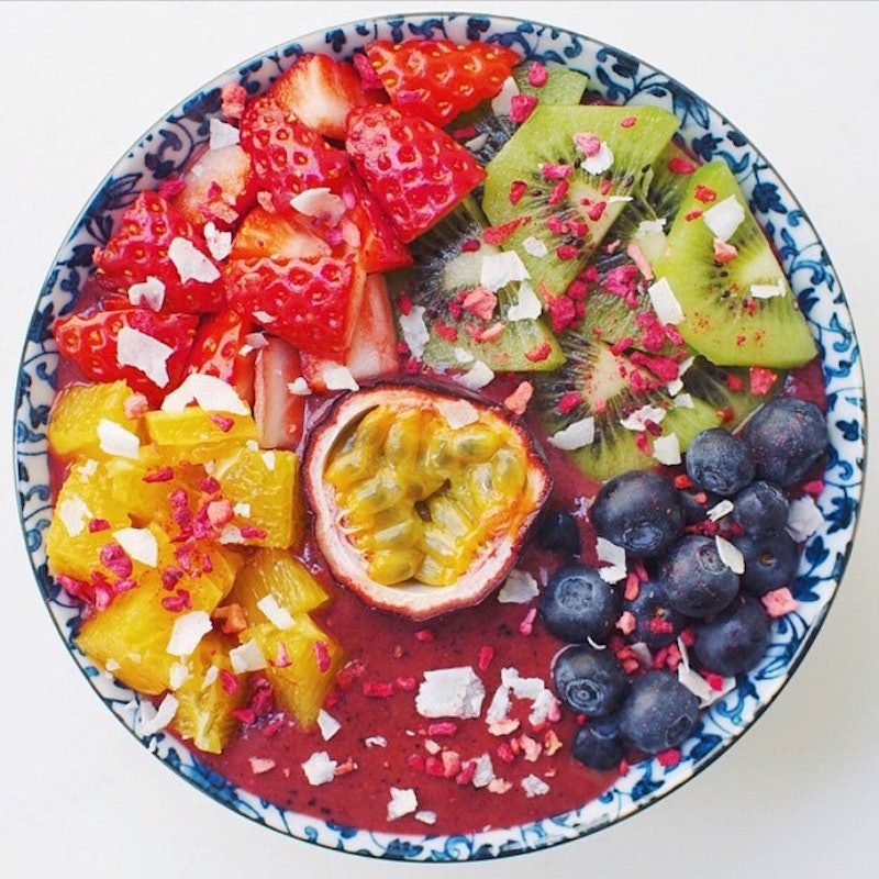 A fruit bowl of a variety of colors. 