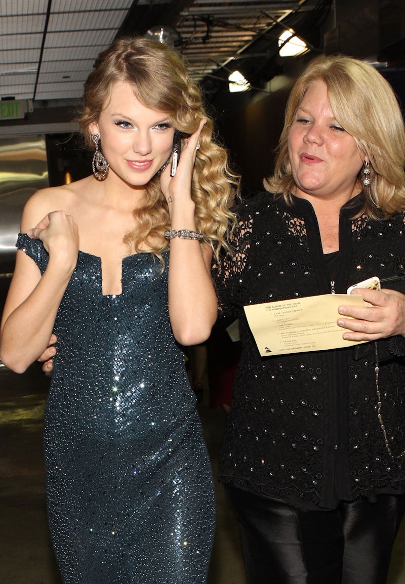 6 Amazing Moments Between Taylor Swift & Her Mom Andrea Finlay, Because  These 2 Can Make It Through Anything