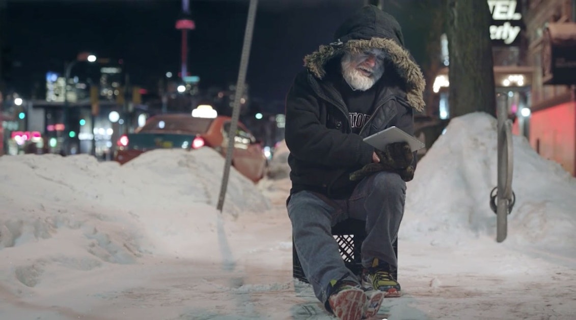 Включи видео бомжа. Бомж читает. Бездомный читает книгу. Homelessness перевод.