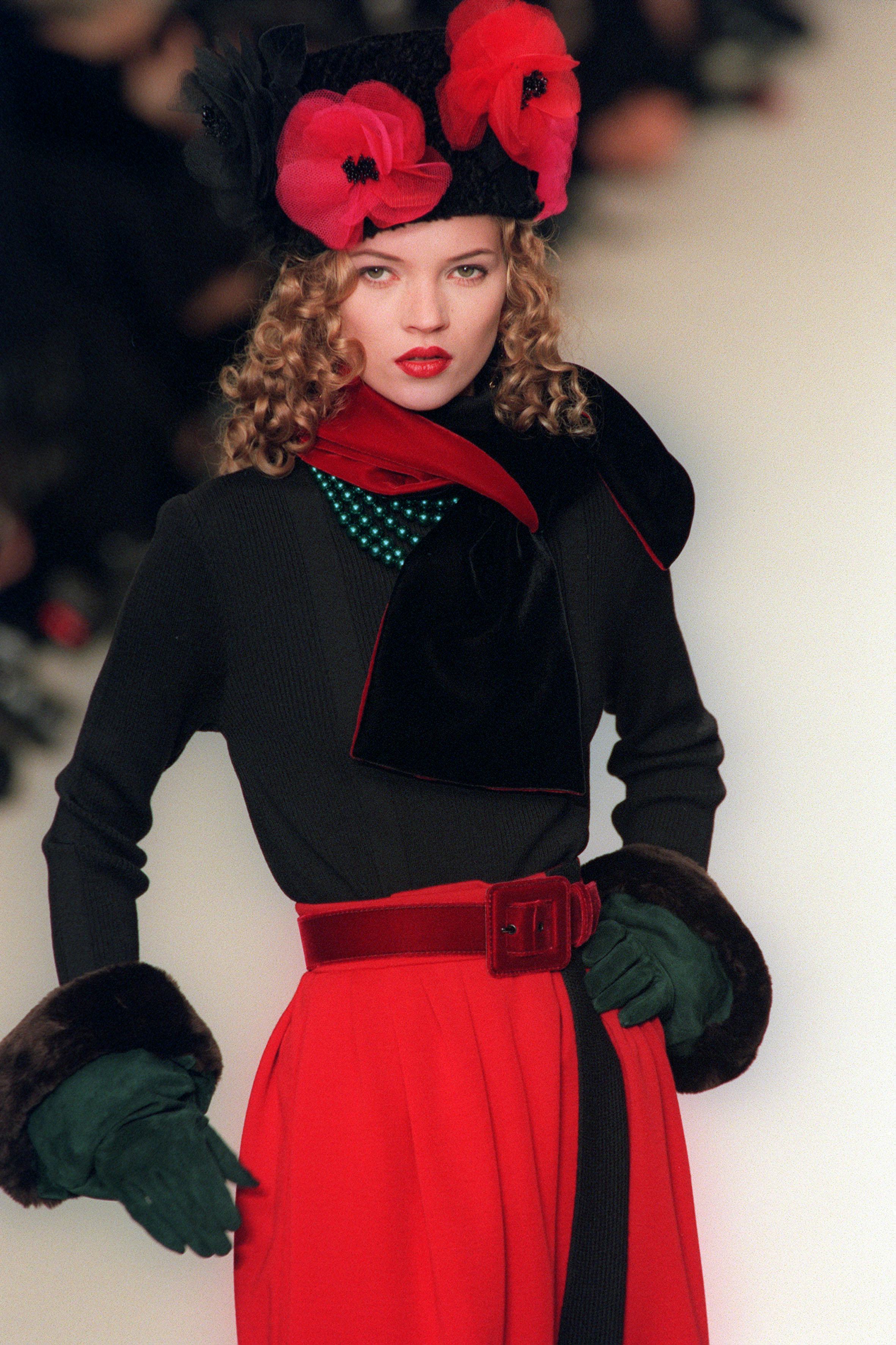 11 Weirdly Amazing Velvet Clothes & Accessories From The '90s — PHOTOS