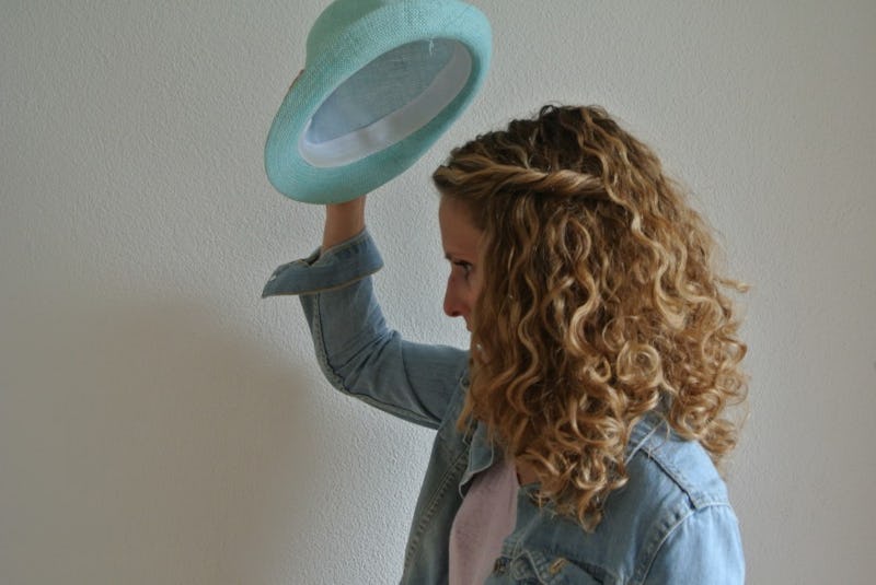 7 Best Hat Hairstyles For Curly Hair Will Inspire You To Play Up Your Natural Waves — PHOTOS