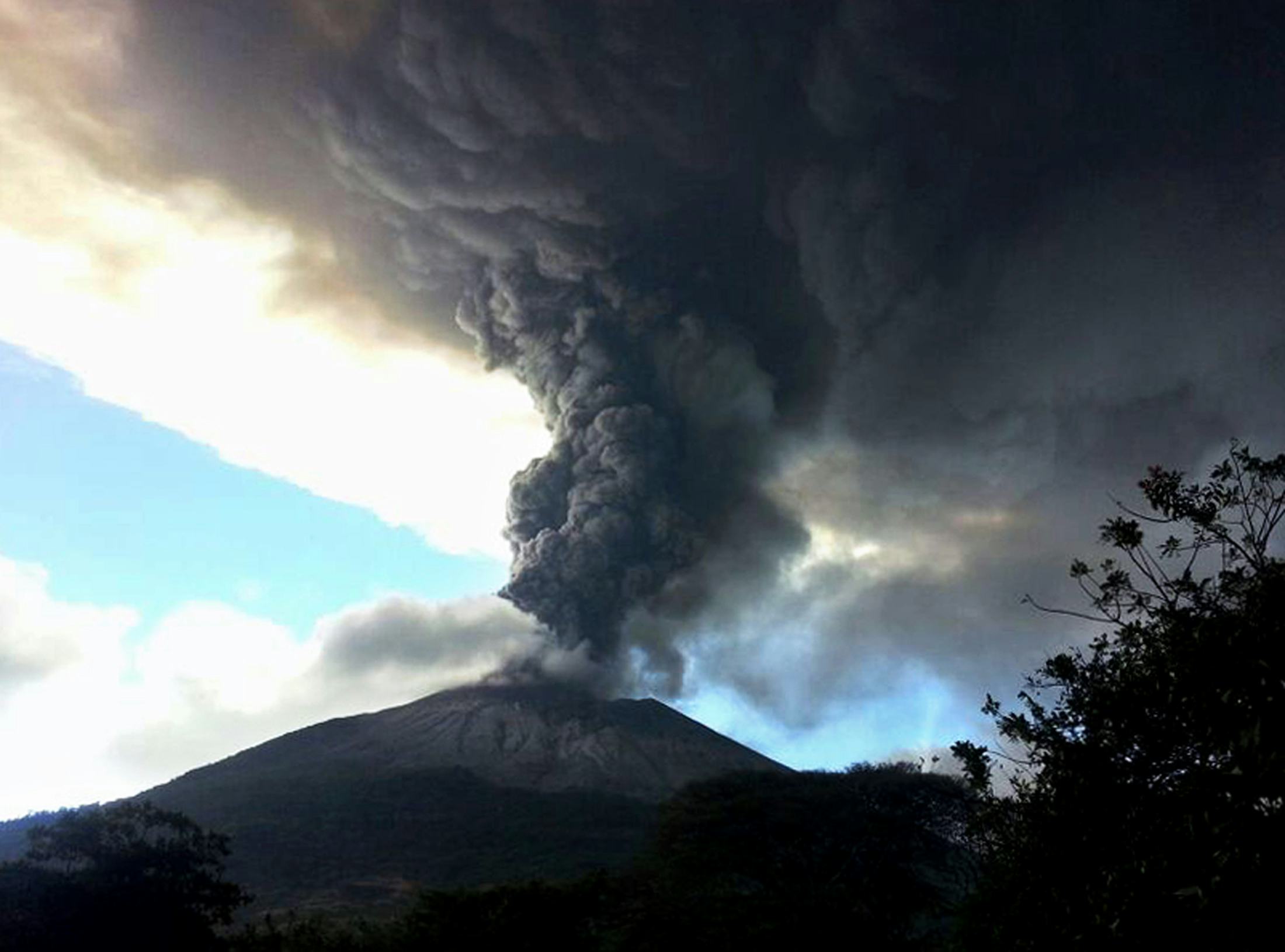 Chile Volcano Eruption Photos & Videos Look Absolutely Unreal As