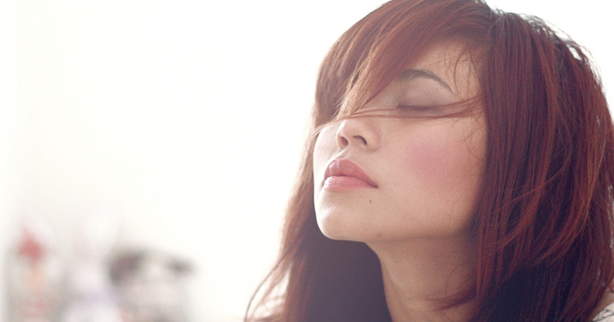 How To Keep Hair Straight In Humid Weather So You Re Foxy Not Frizzy