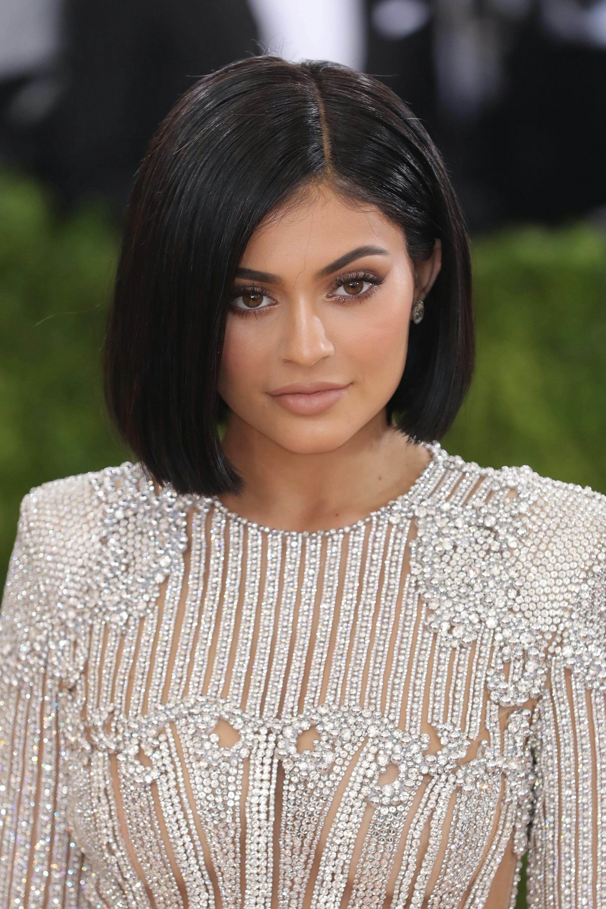 Where To Buy Kylie Jenner's Giant LightUp Mirror To Up Your Selfie