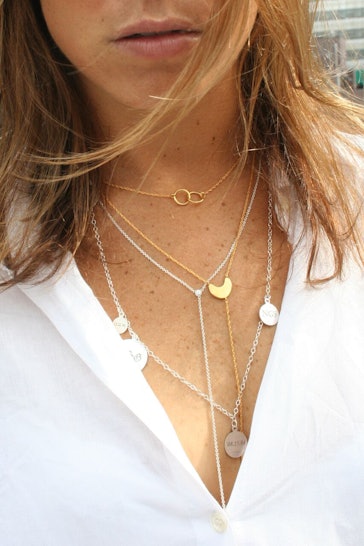 How To Layer Gold Necklaces Like A Fashionista, According To A Jewelry ...