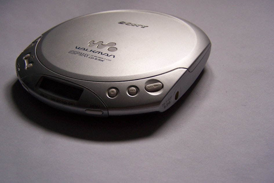 Лет player. CD плеер Sony Walkman из 90. СД плеер сони Волкман. Плеер Walkman Sony 1995. CD Player Sony Walkman.