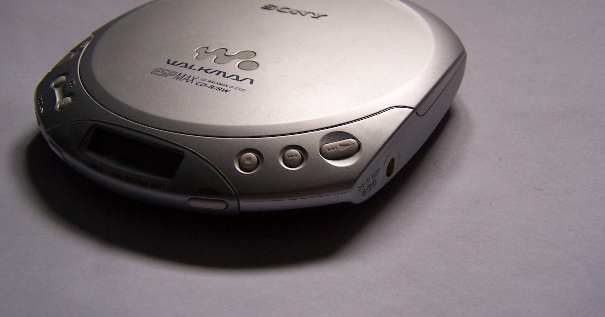 Лет player. CD плеер Sony Walkman из 90. СД плеер сони Волкман. Плеер Walkman Sony 1995. CD Player Sony Walkman.