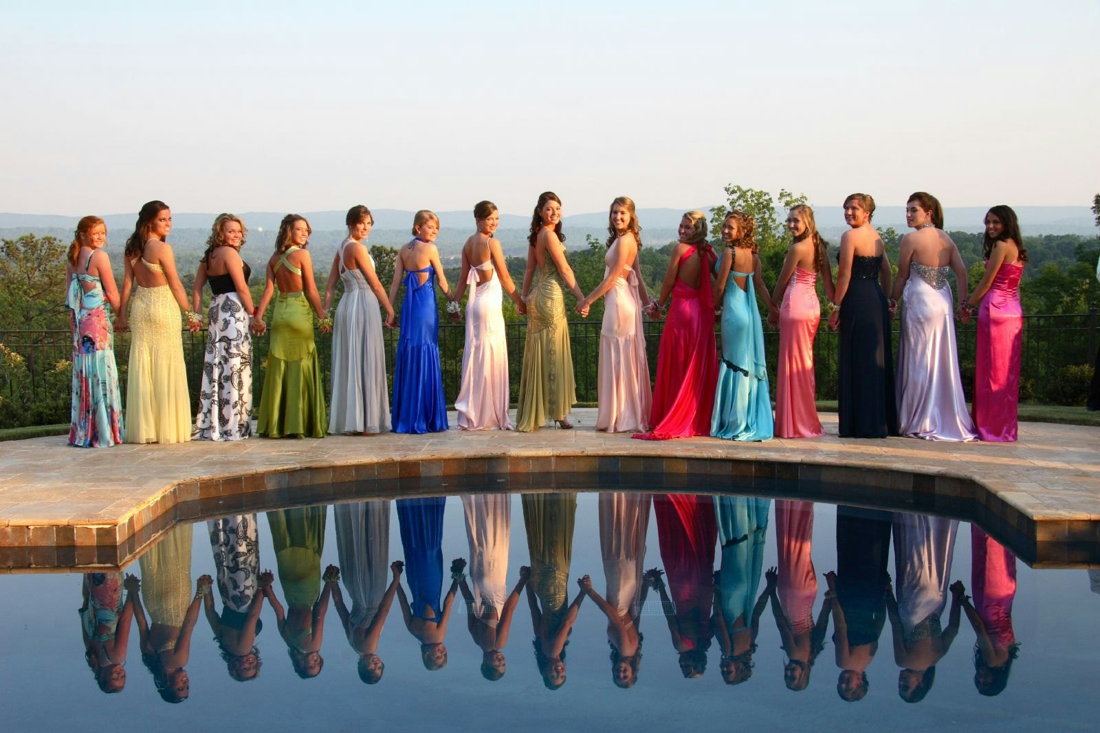 17 Prom Photo Poses to Take on The Big Day