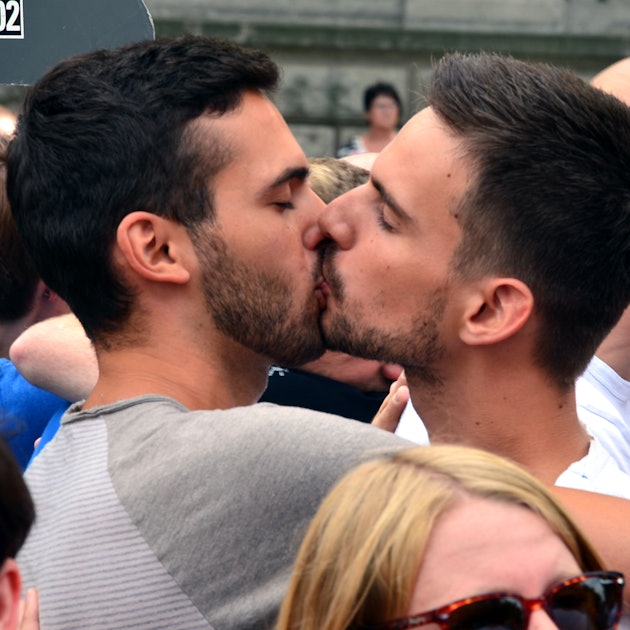 Натурала делают геем. Мужики целуются. Два мужчины целуются. Гомосексуальные мужчины. Однополый поцелуй.