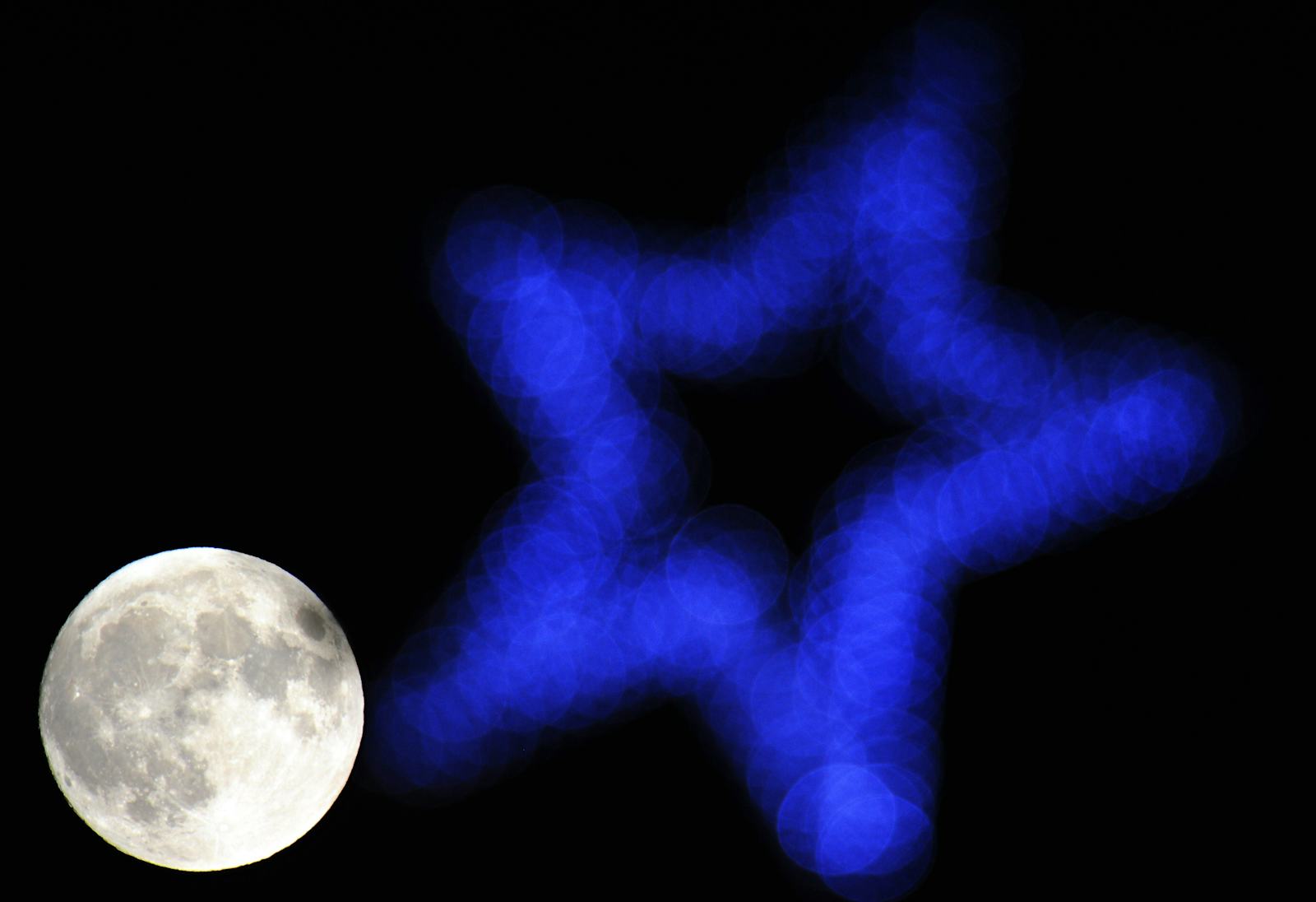 Photos Of The Christmas Full Moon Show A Rare, Beautiful Lunar Event