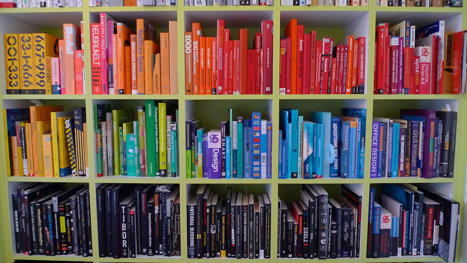 Полки с детскими книгами