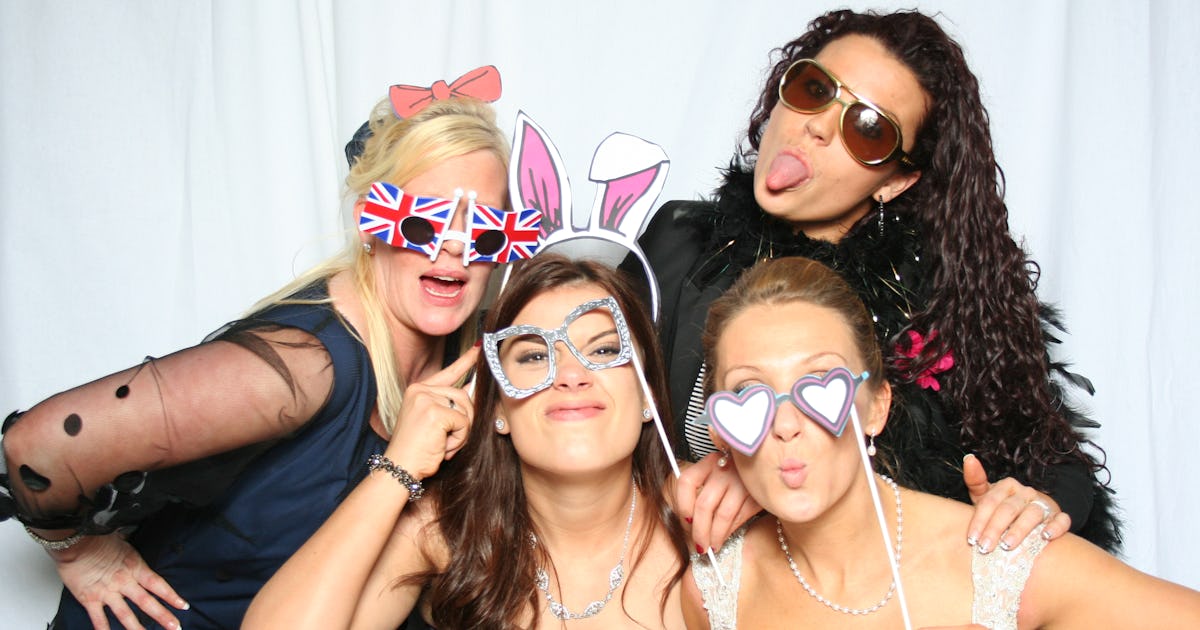 5 Wedding Photo Booth Alternatives That Will Make For The Best Memories