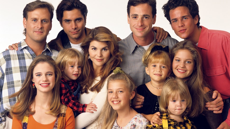 13 Full House Scrunchie Hairstyles That Will Make You Miss The