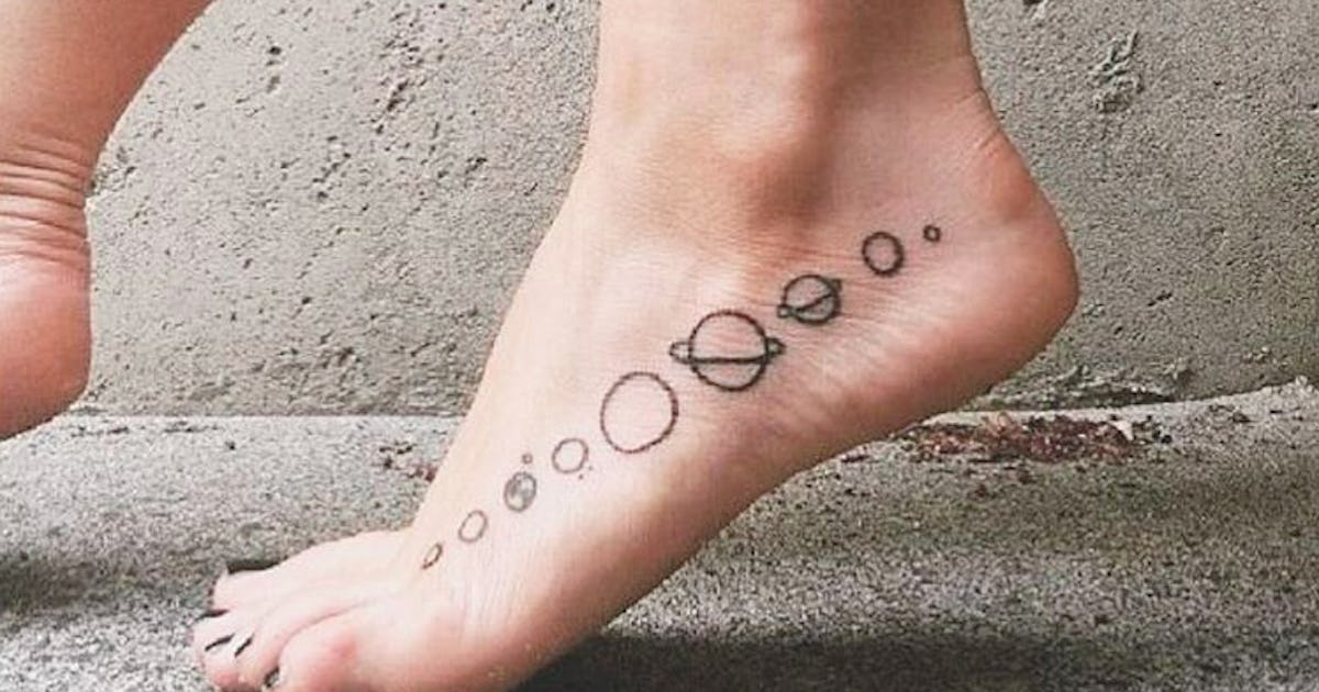 Тату ручкой на ноге