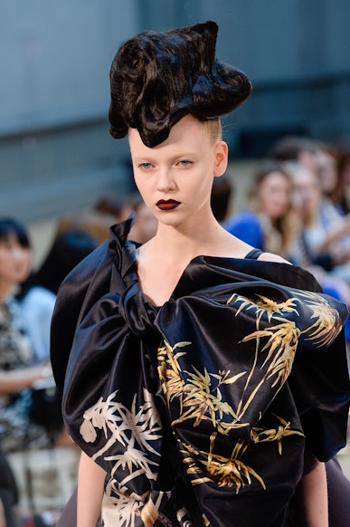 8 Paris Fashion Week Makeup & Hair Looks That Almost Stole The ...