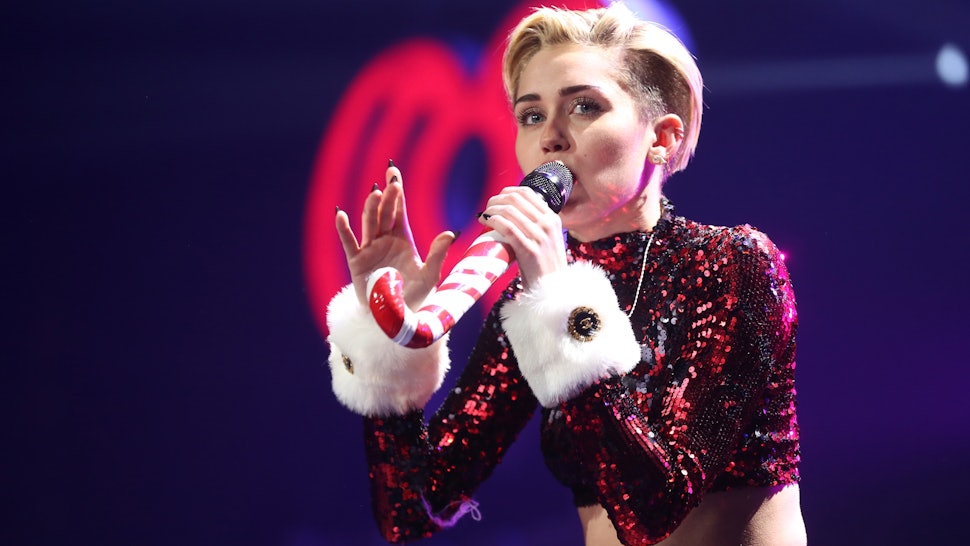 Miley Cyrus Adopts A Bob Haircut