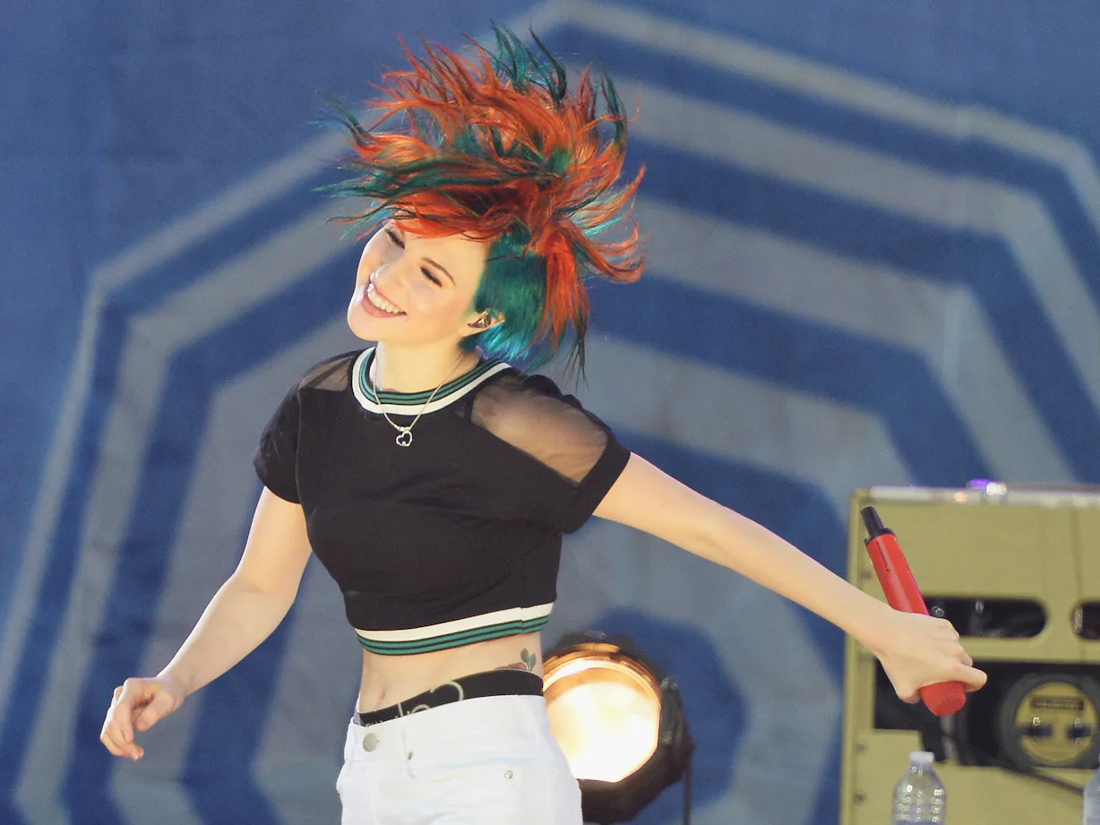 All Of Hayley Williams Hair Colors Throughout The Years From Orange all-of-hayley-williams-hair-colors-throughout-the-years-from-orange