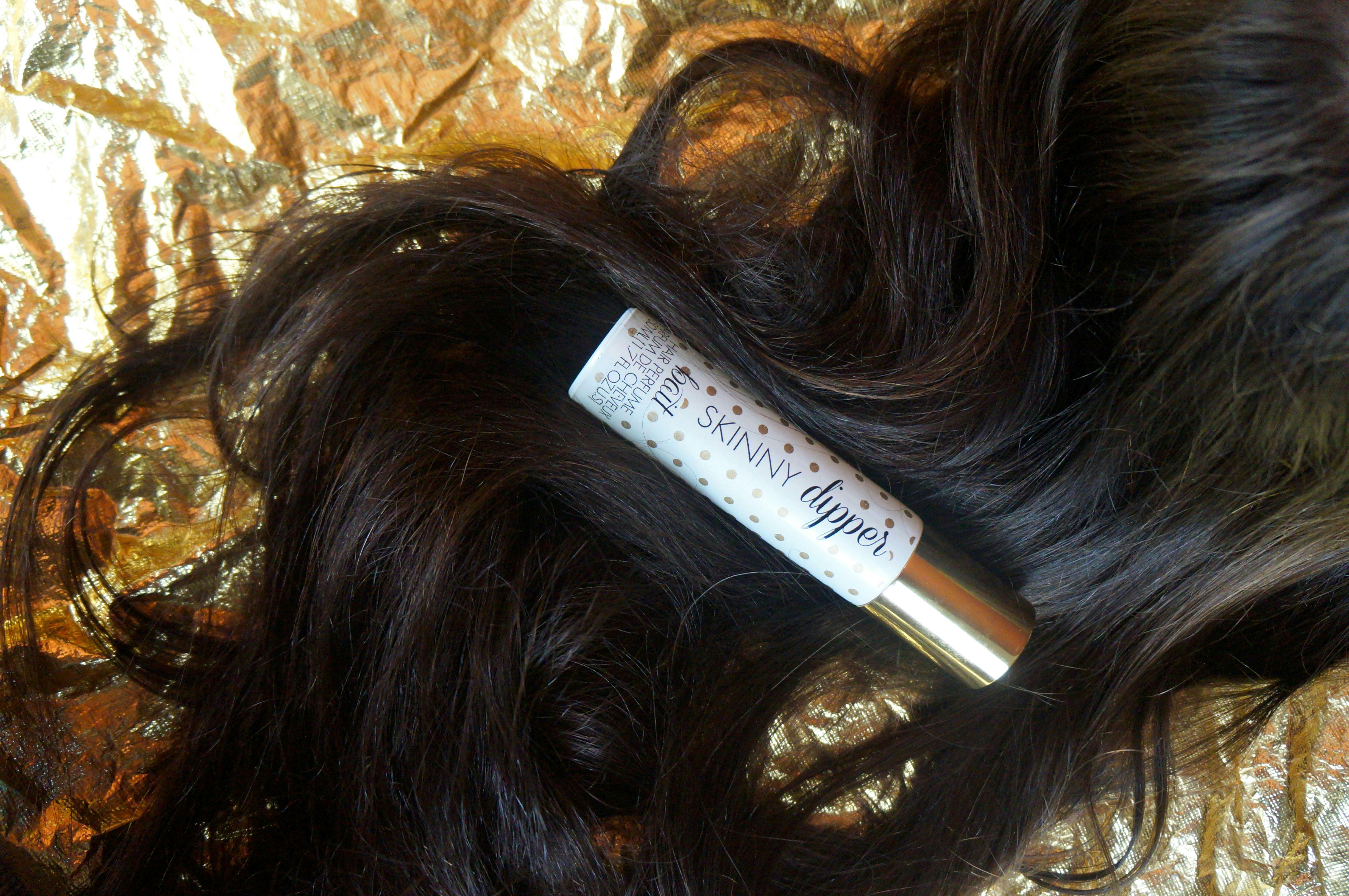 распыляет духи. можно ли духи на волосы. пшикать духи. парфюм для волос. можно ли духи на волосы.