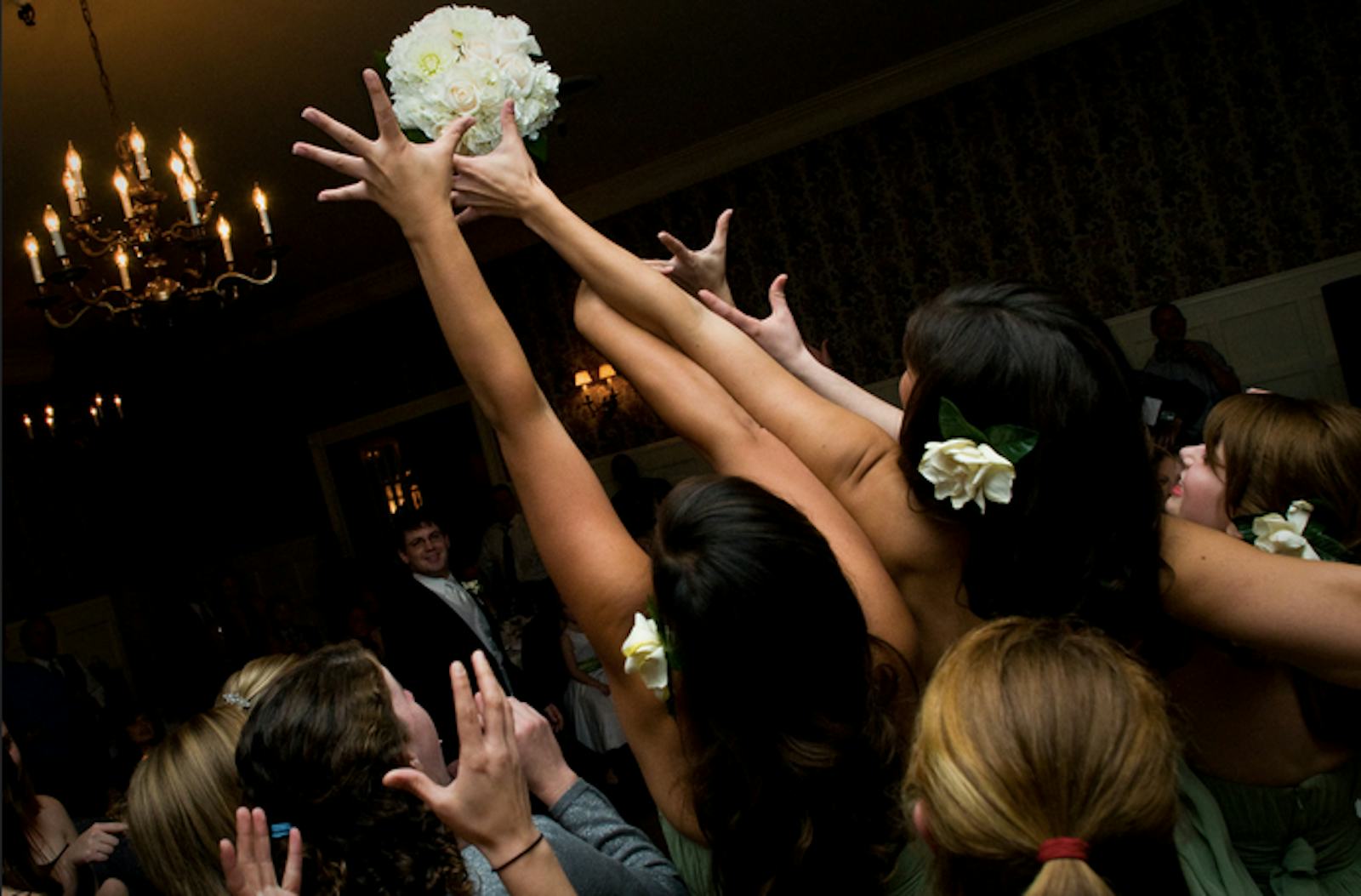 Букет кидать на свадьбу. Бросание букета. Девушка ловит букет невесты. Невеста бросает букет. Бросание свадебного букета.