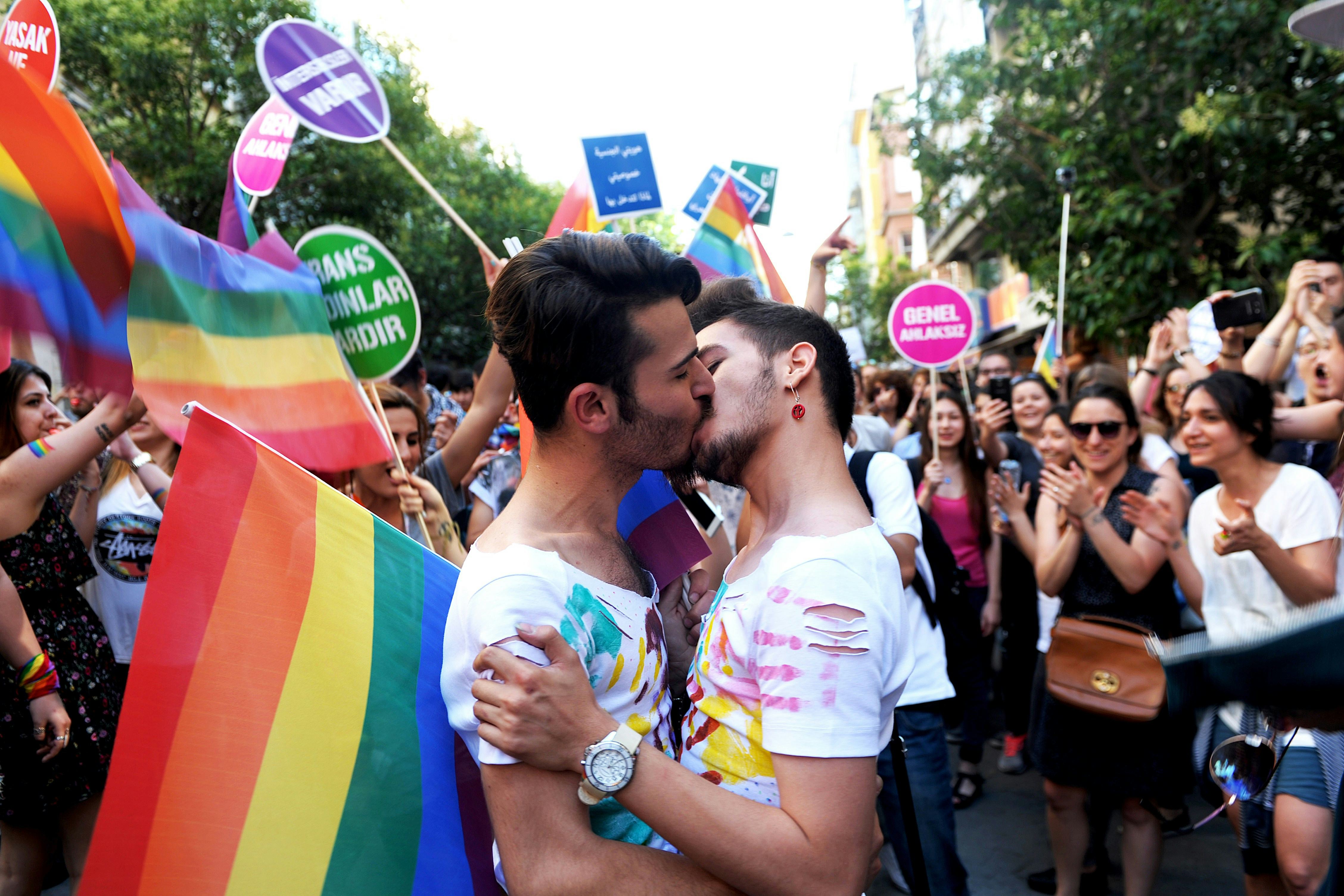 how many people in san francisco gay pride parade