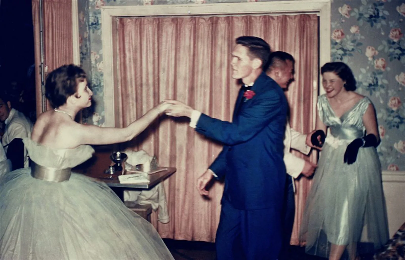 Retro Prom 7 Awesome Vintage Prom Dresses That'll Set Your Retro-Loving Heart All ...