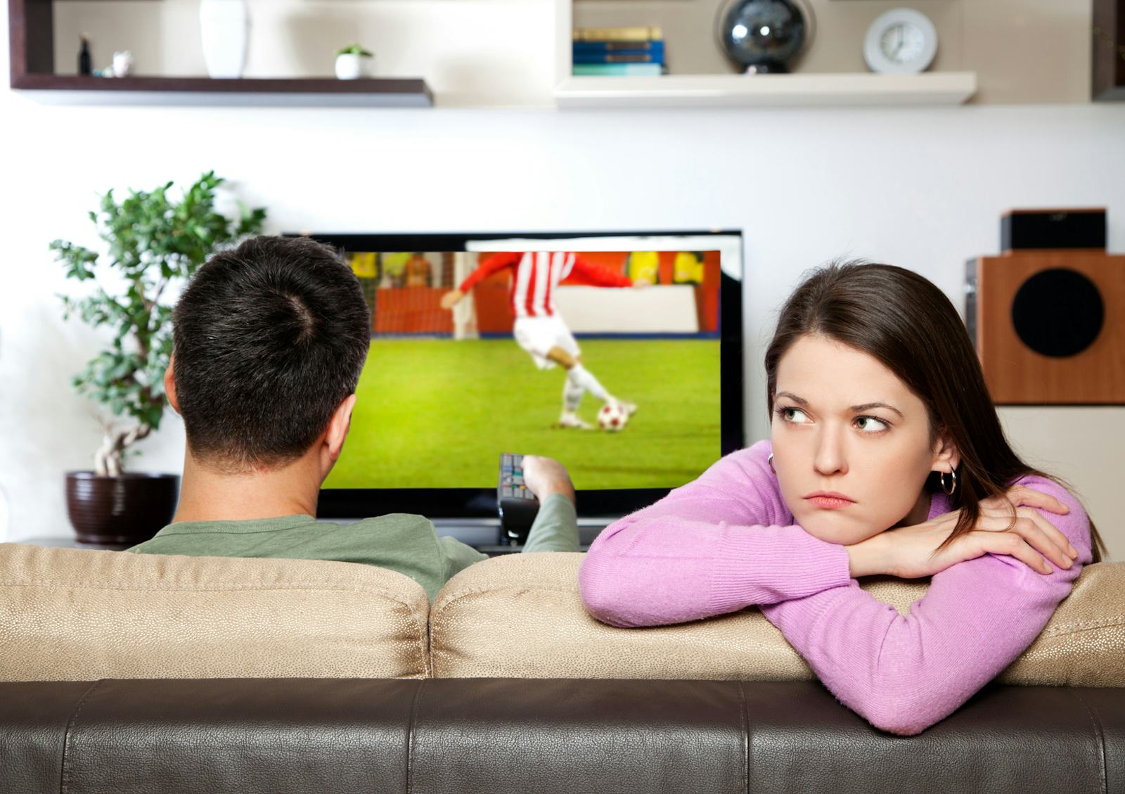 Do you watch the new. Мужчина у телевизора. Мужчина и женщина на диване. Муж с женой у телевизора. Женщина у телевизора.