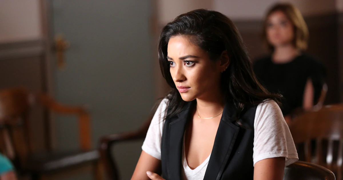 Emily's Dad Died On 'Pretty Little Liars' & It Changes Everything For Her