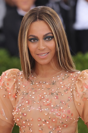 Beyonces No Makeup Selfie Shows Off This Rarely Spotted Feature — Photo 