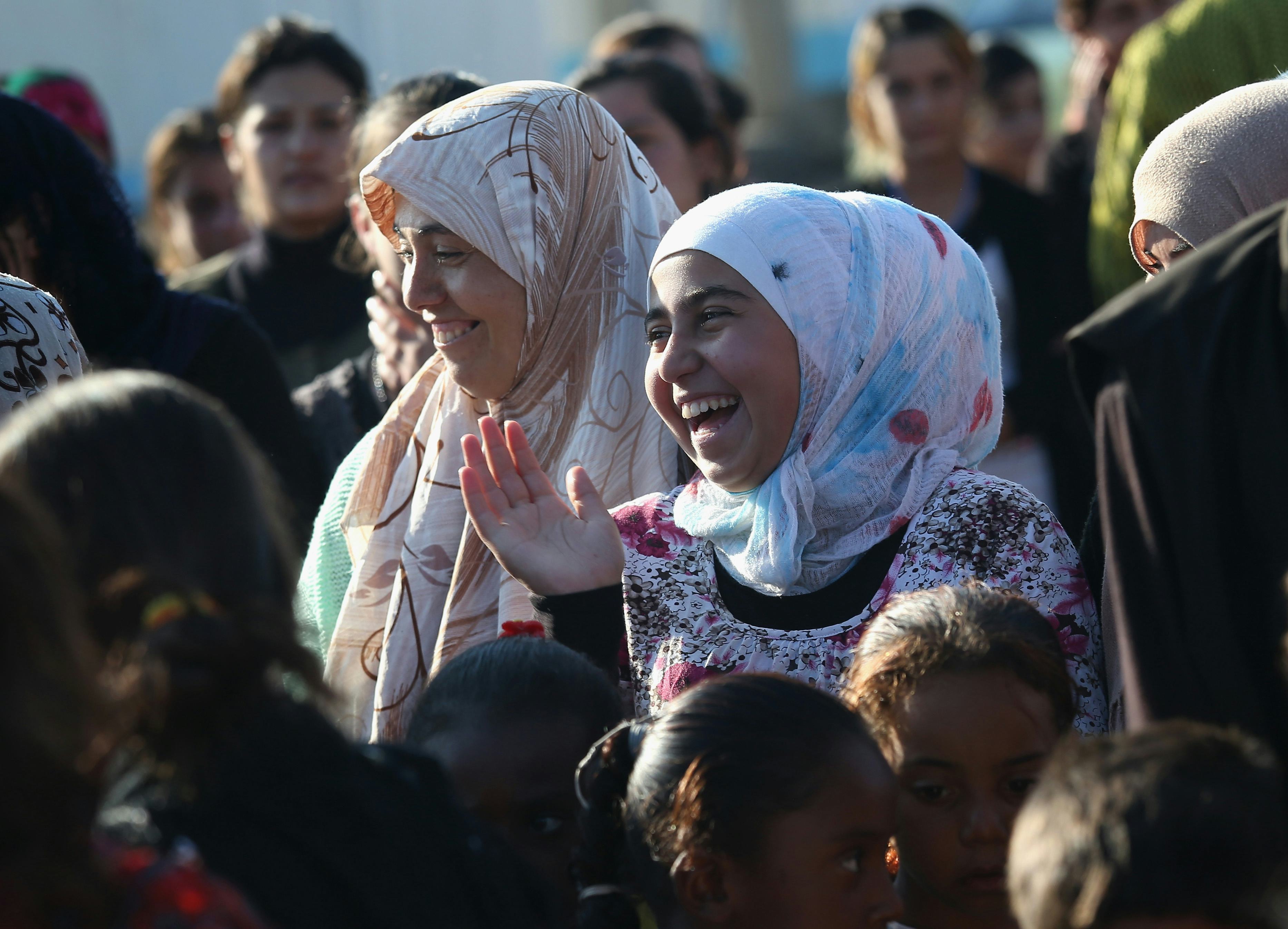 Canada Is Welcoming Syrian Refugees In The Best Way Possible & Showing ...