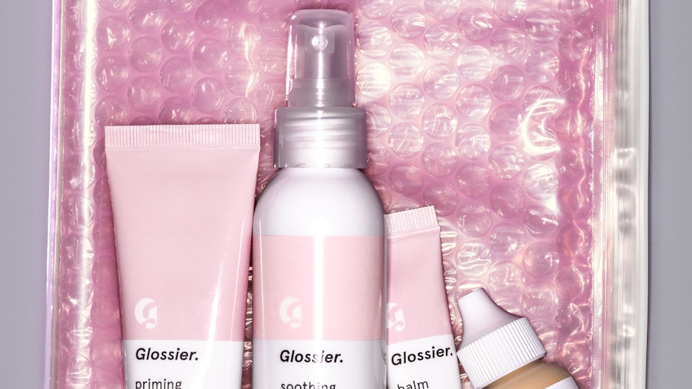 Productos Glossier con empaque rosado de burbujas