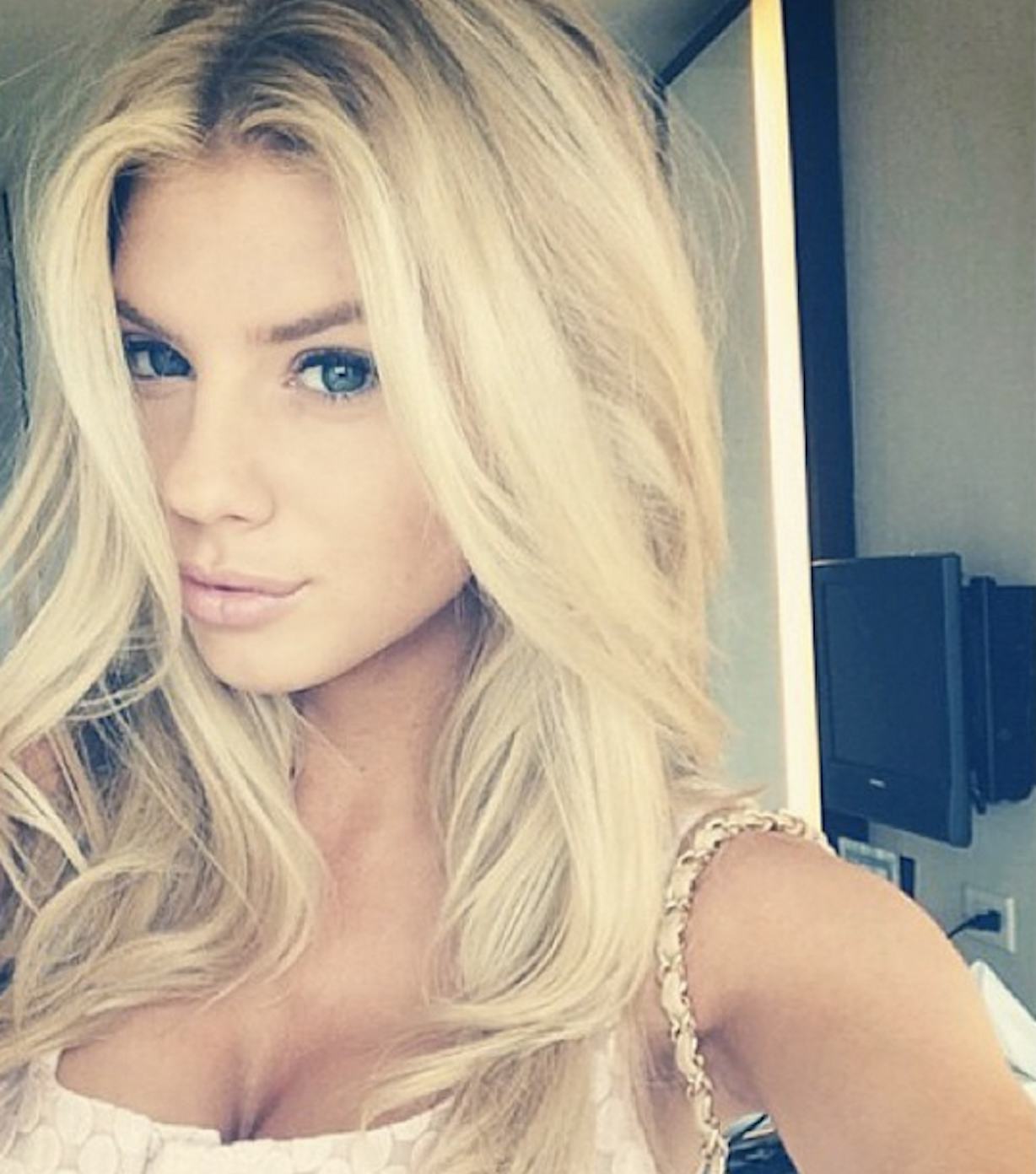 Who Is Charlotte Mckinney In Carls Jr Super Bowl Ad Dont Judge The Model By The Commercials