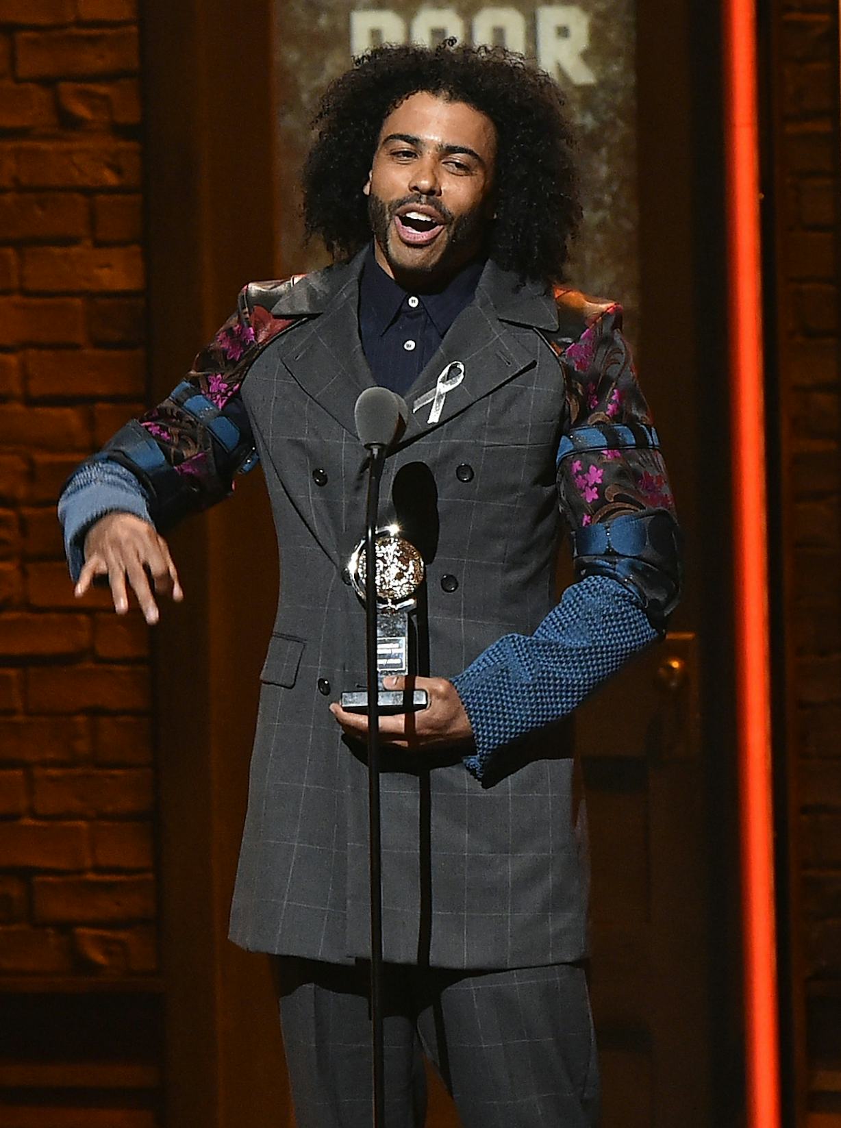 Daveed Diggs Wins The 2016 Tony Award For 'Hamilton' & Uses The