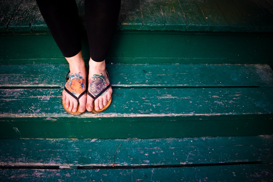 Девочки feet. Вымазала ноги краской. Девушка ноги измазаны краской. Пальцы ног испачканы. #Flipflop' in Tattoos.