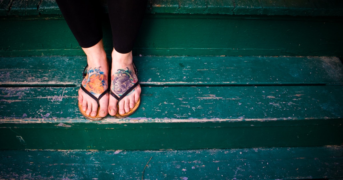 Девочки feet. Вымазала ноги краской. Девушка ноги измазаны краской. Пальцы ног испачканы. #Flipflop' in Tattoos.