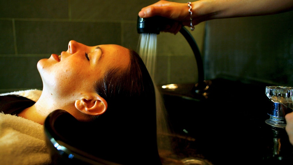 How Much To Tip 9 Types Of Beauty Professionals If You Re Really
