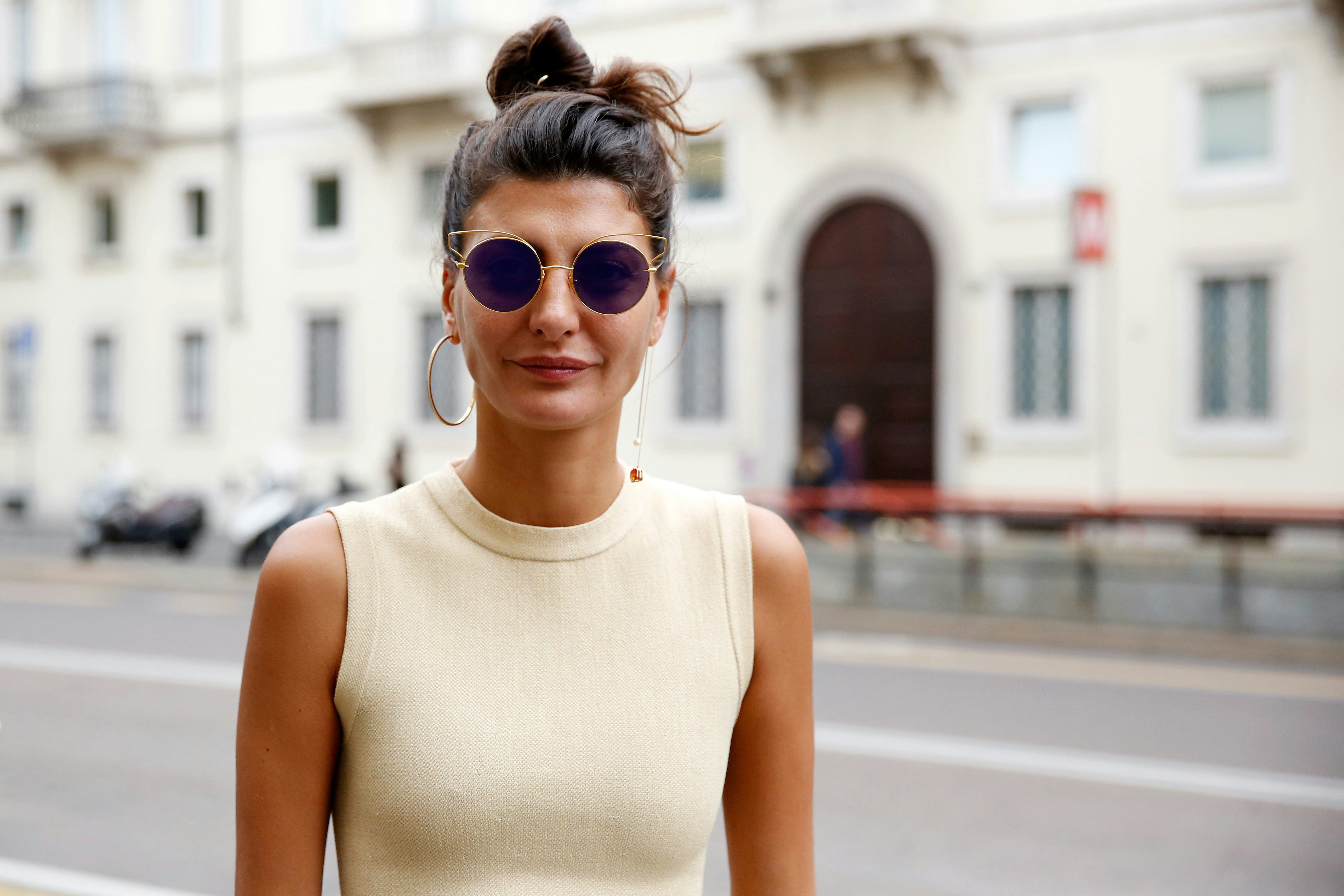 How To Cover Up Greasy Hair When You Don T Have Time To Shower