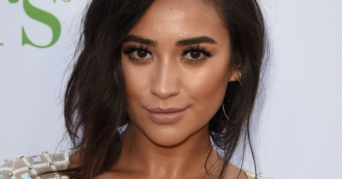What S Shay Mitchell S Snapchat Name The Pretty Little Liars Actor Is A Snapchat Star