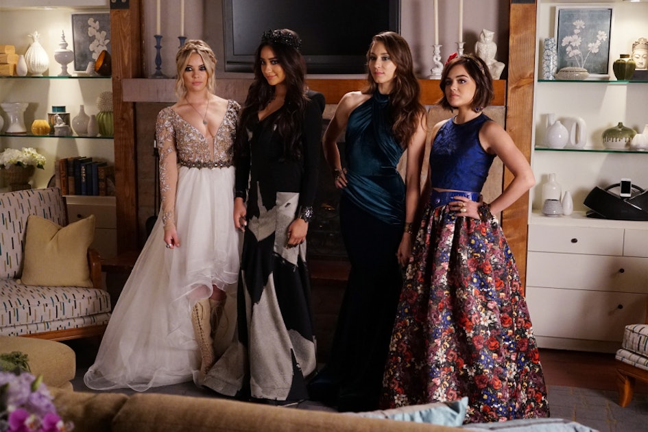 Heres How To Throw The Perfect Pretty Little Liars Finale Party Where Its Byo A Game