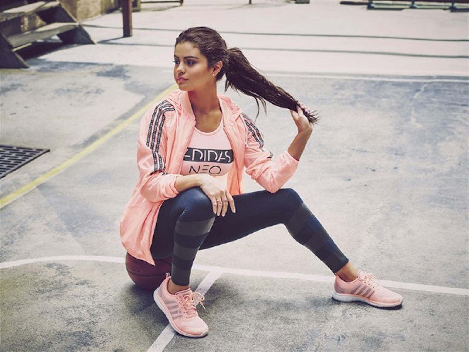 Спортивный костюм улица. Selena Gomez adidas Neo 2015.