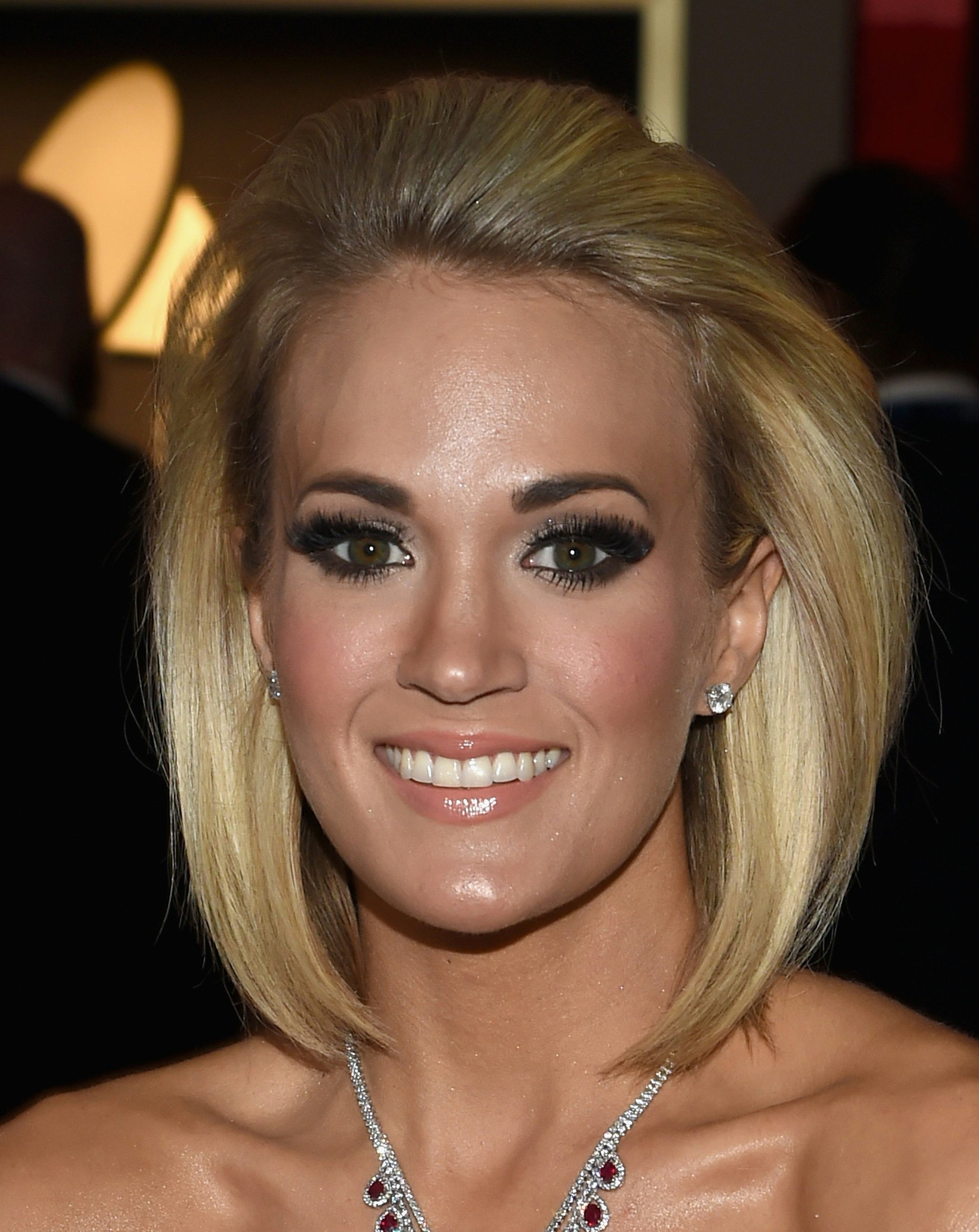 Carrie Underwood S 2016 Grammys Dress Is So Chic Elegant It S A