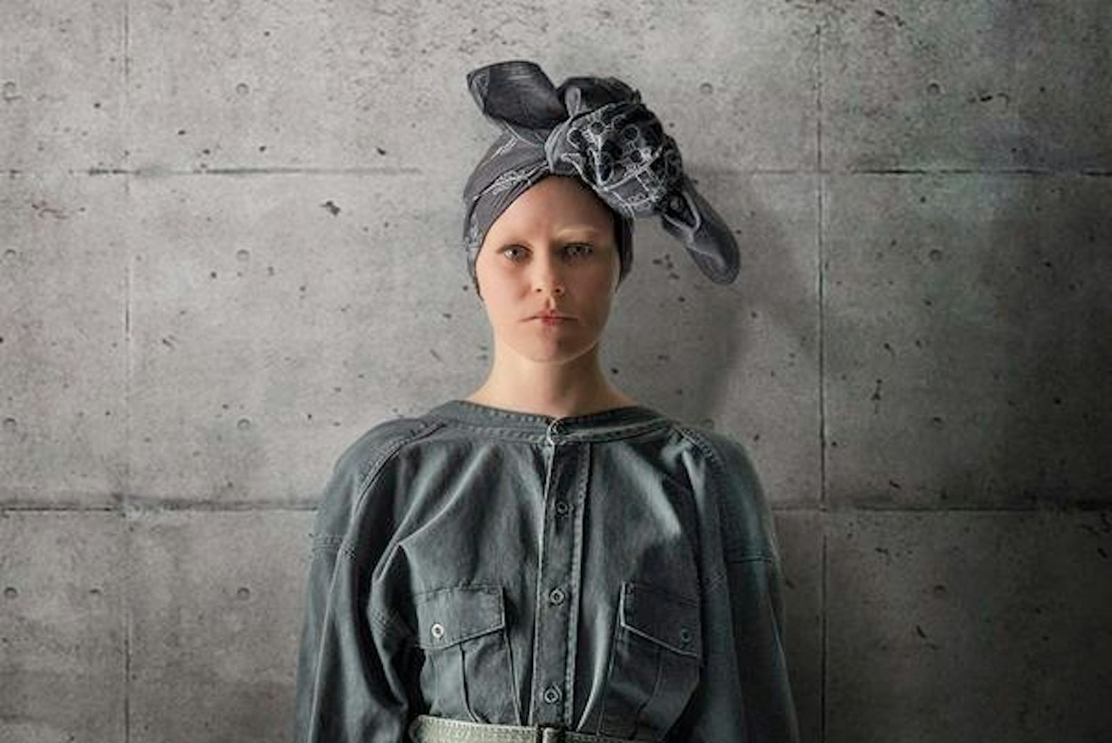 How to Dress as 'Mockingjay Part 1's Effie Trinket For Halloween With