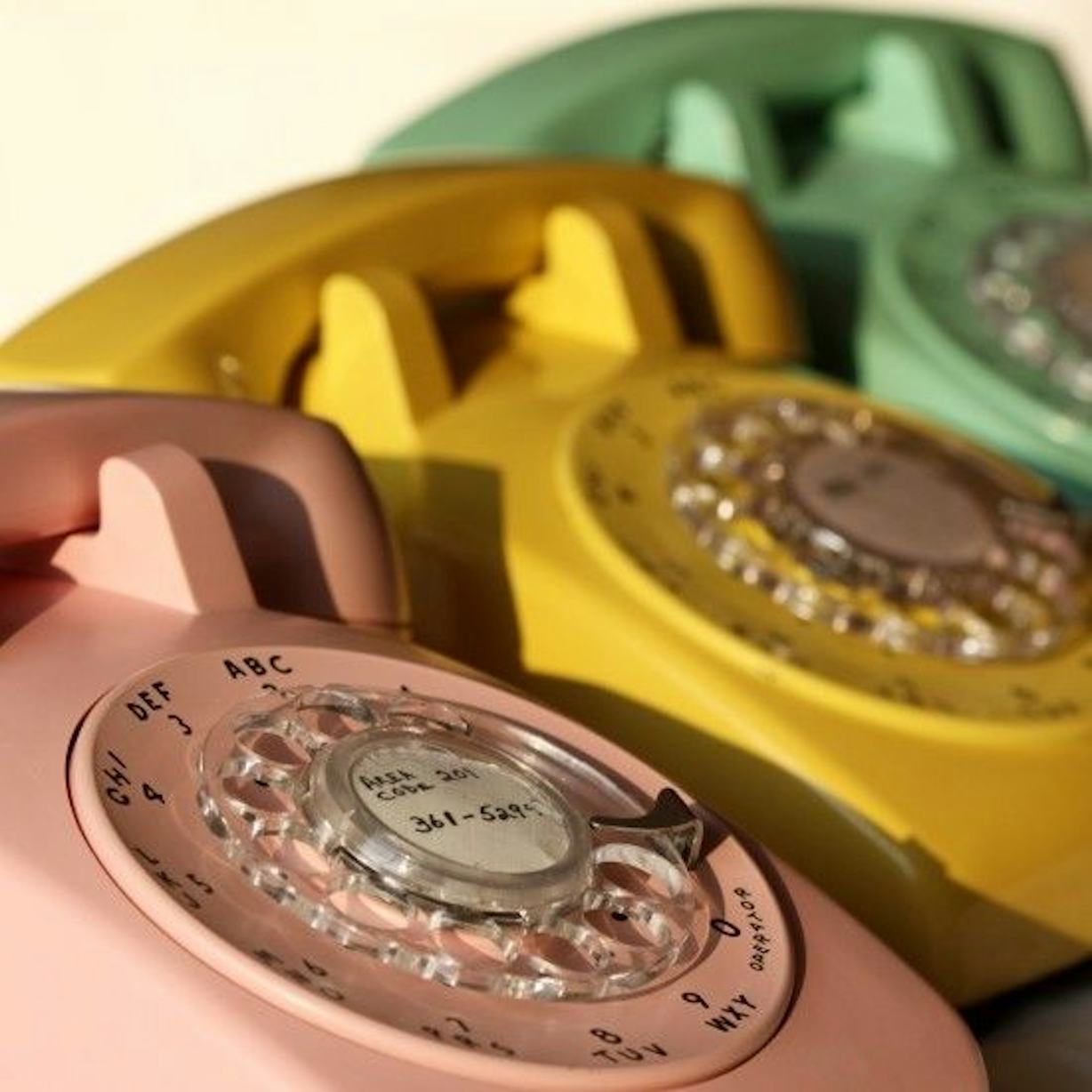 Звонки телефона 2020. Телефон Винтаж. Старый телефон на стене. Интернет на старых телефонах. К 200 старый телефон.