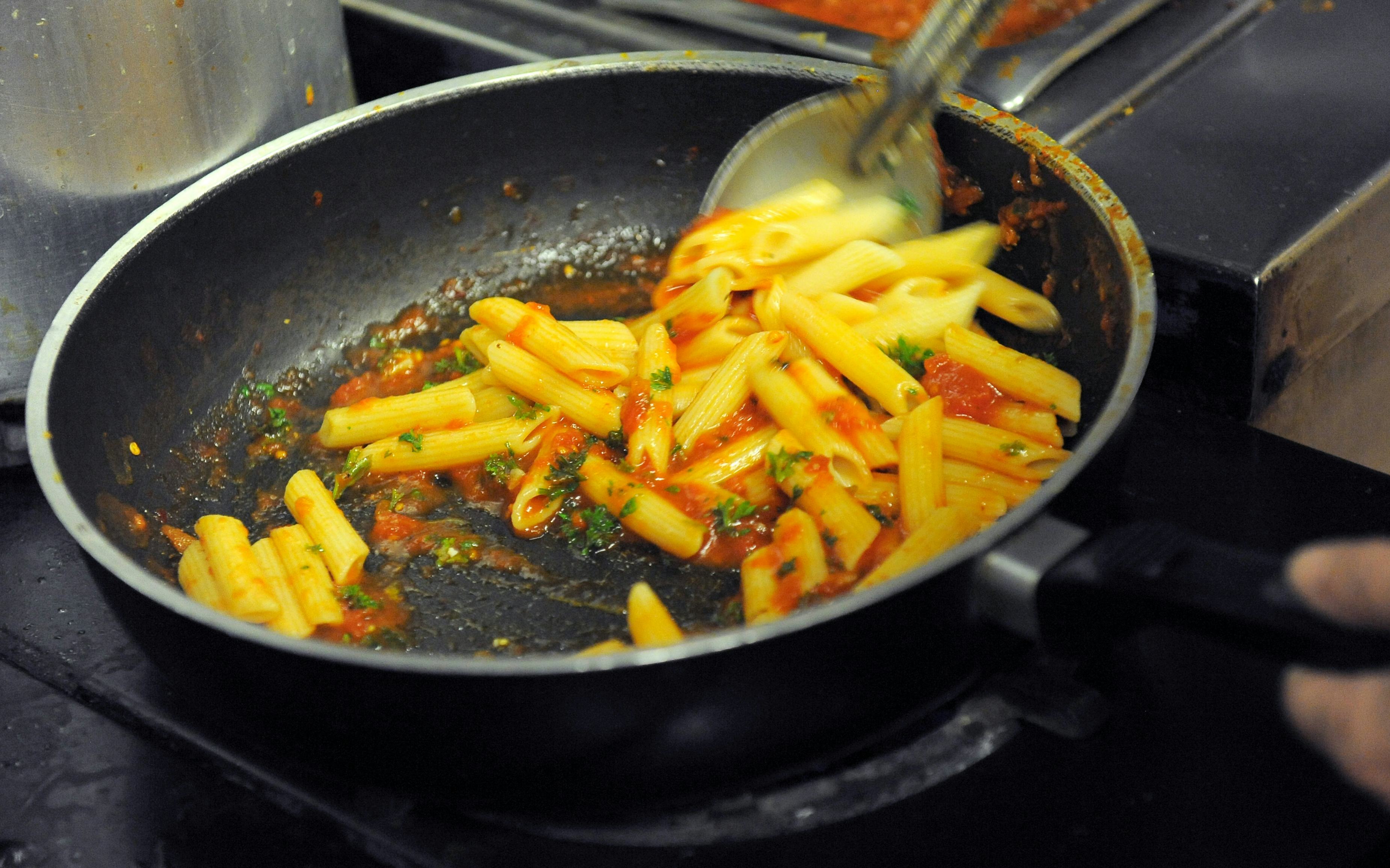 9 Pasta Hacks That Are So Quick And Easy You Can Do Them While Watching