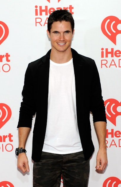 Is Robbie Amell Single or Is This 'Tomorrow People' Star & 'Whose Line ...