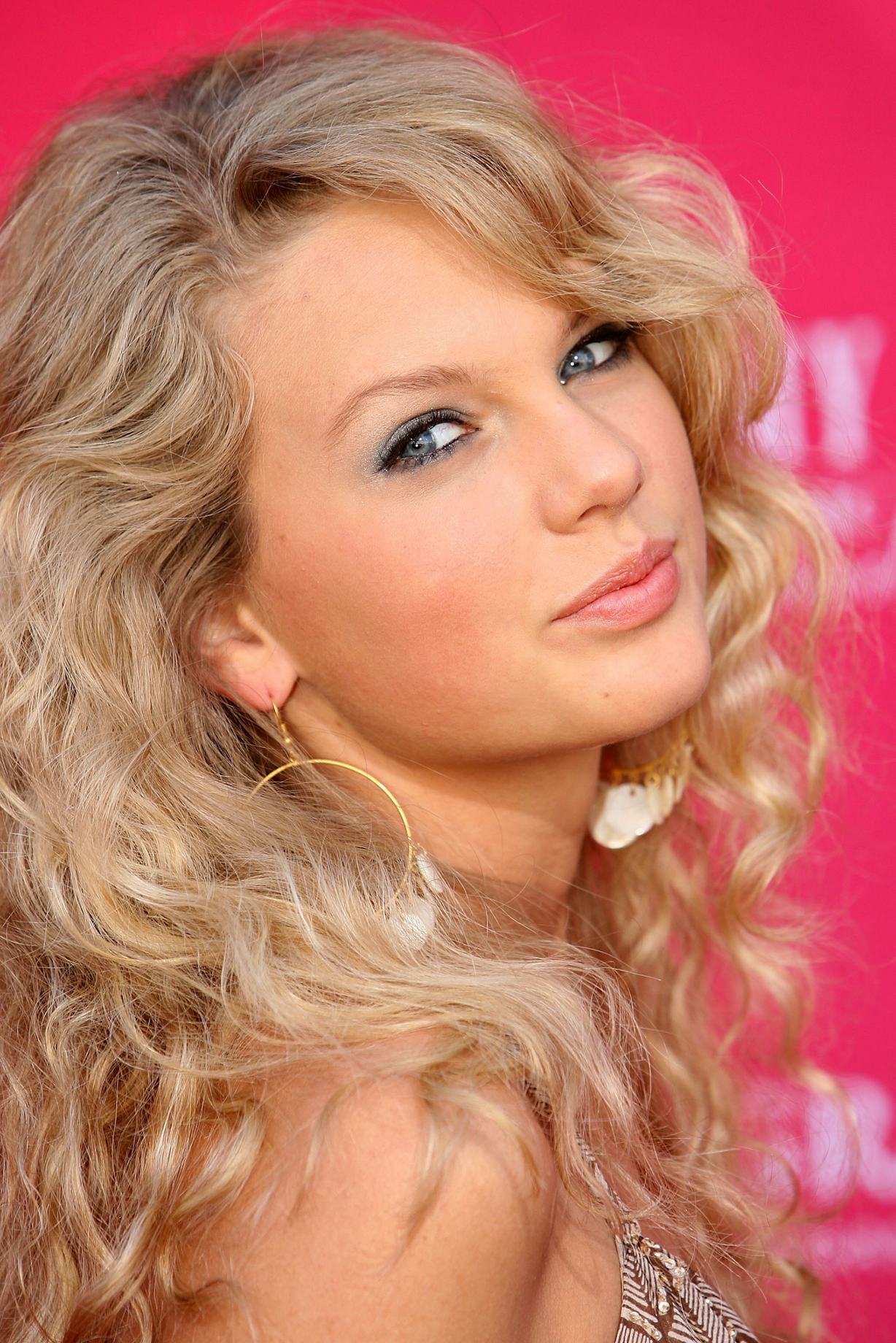 21 Taylor Swift Hairstyles That Showcase The Singers Evolution In Both Beauty And Music